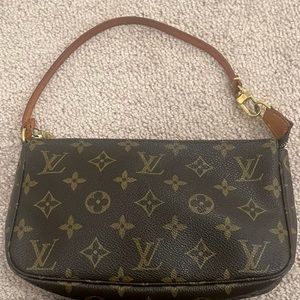 Louis Vuitton 2000s pre-owned Pochette Accessoires Monogram handbag.